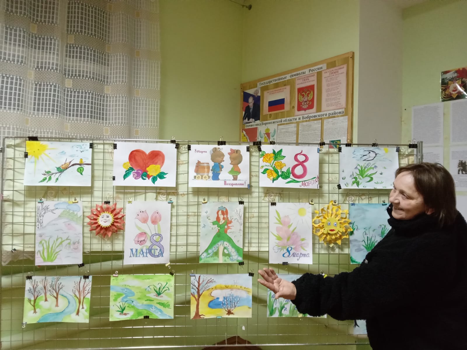 7 марта Международному женскому дню и подготовили выставку рисунков 